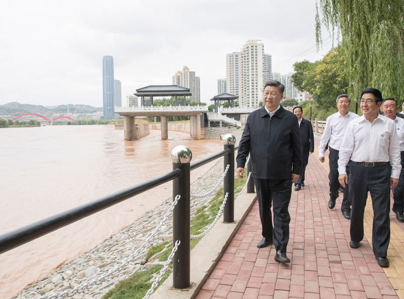 8月19日至22日，中共中央总书记、国家主席、中央军委主席习近平在甘肃考察。这是21日下午，习近平在兰州市黄河治理兰铁泵站项目点，沿步道察看黄河两岸生态修复和景观建设情况。